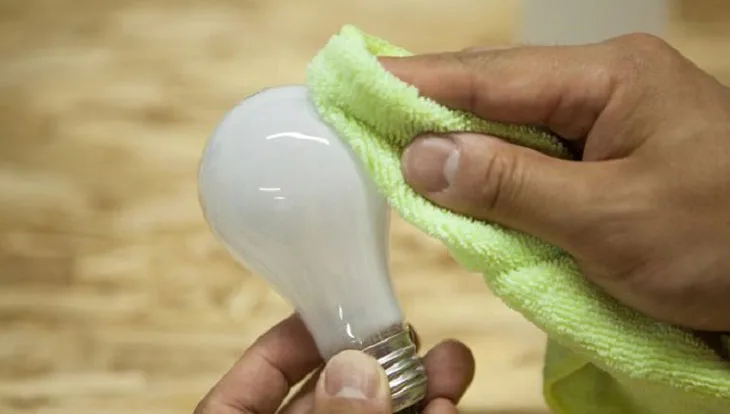Bảo Quản Và Vệ Sinh Đèn LED HPElectric Đúng Cách 2025 ve sinh den